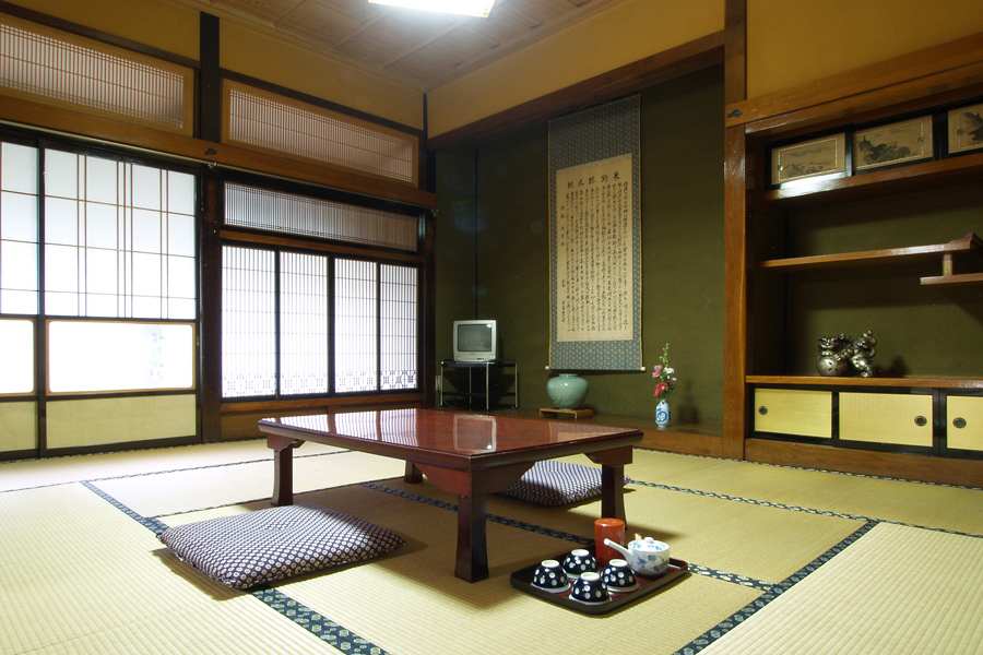 丸八館